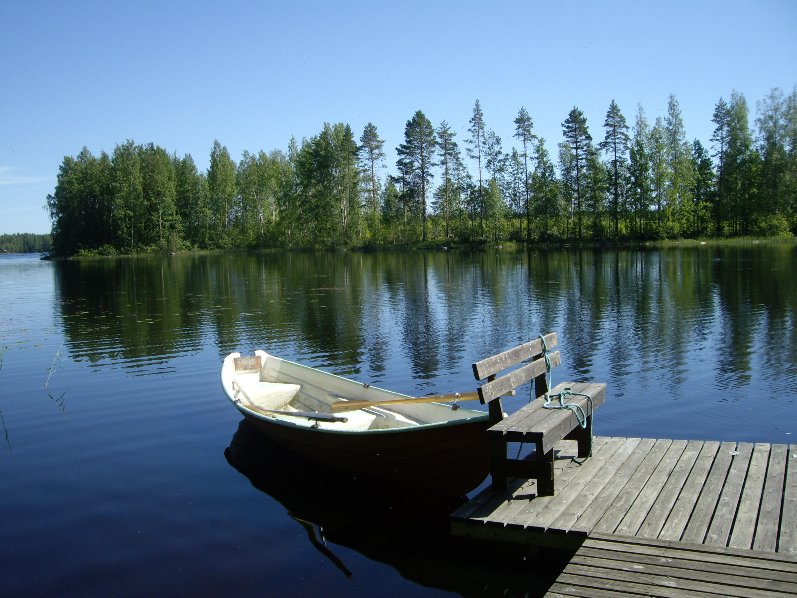 Ruderboot an einem ruhigen See