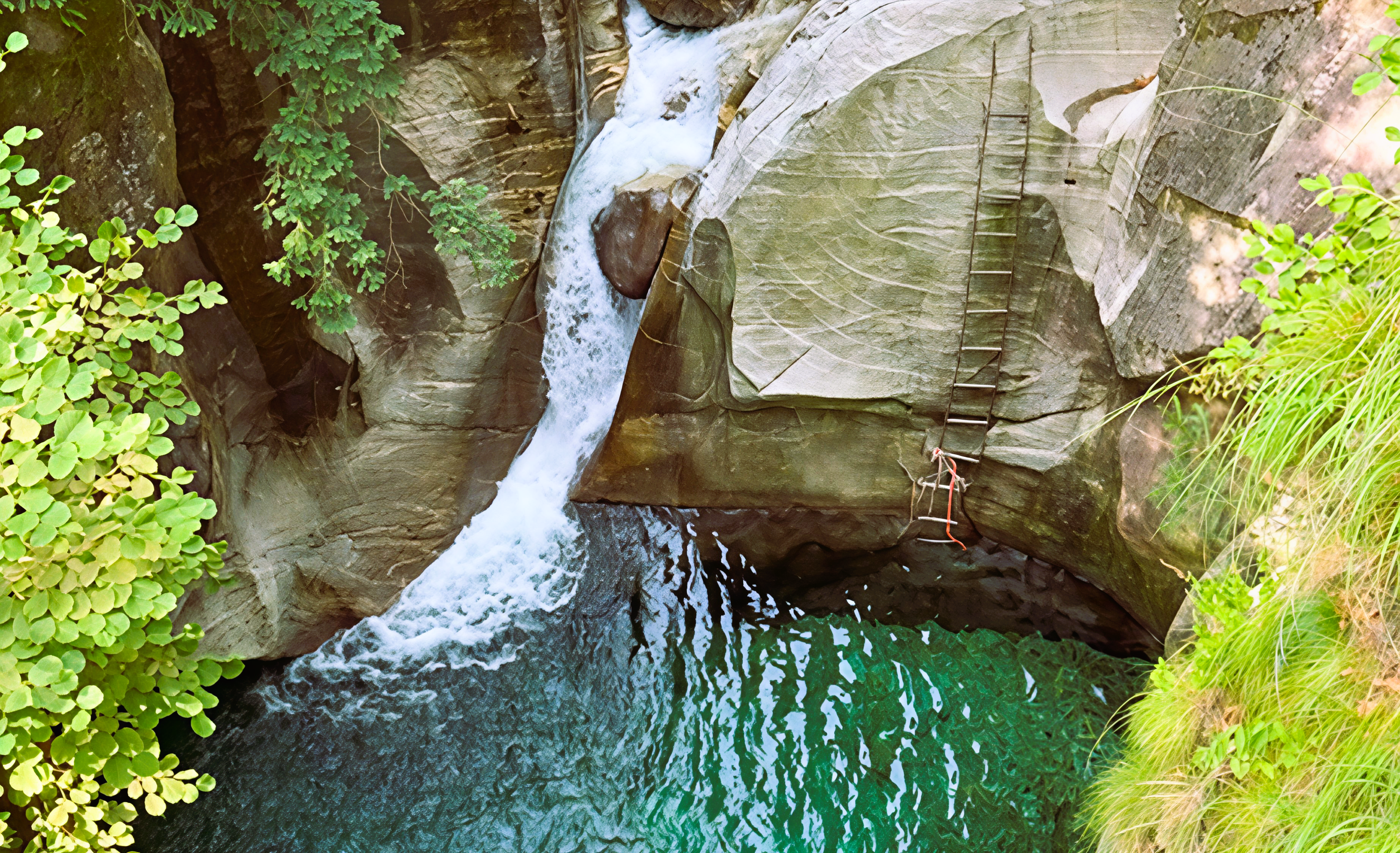 Klares Wasser, das über Felsen in einem Bach fliesst